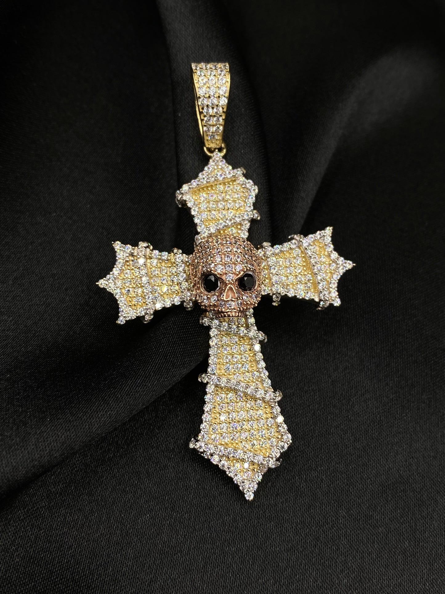 Cruz de Púas y Calavera